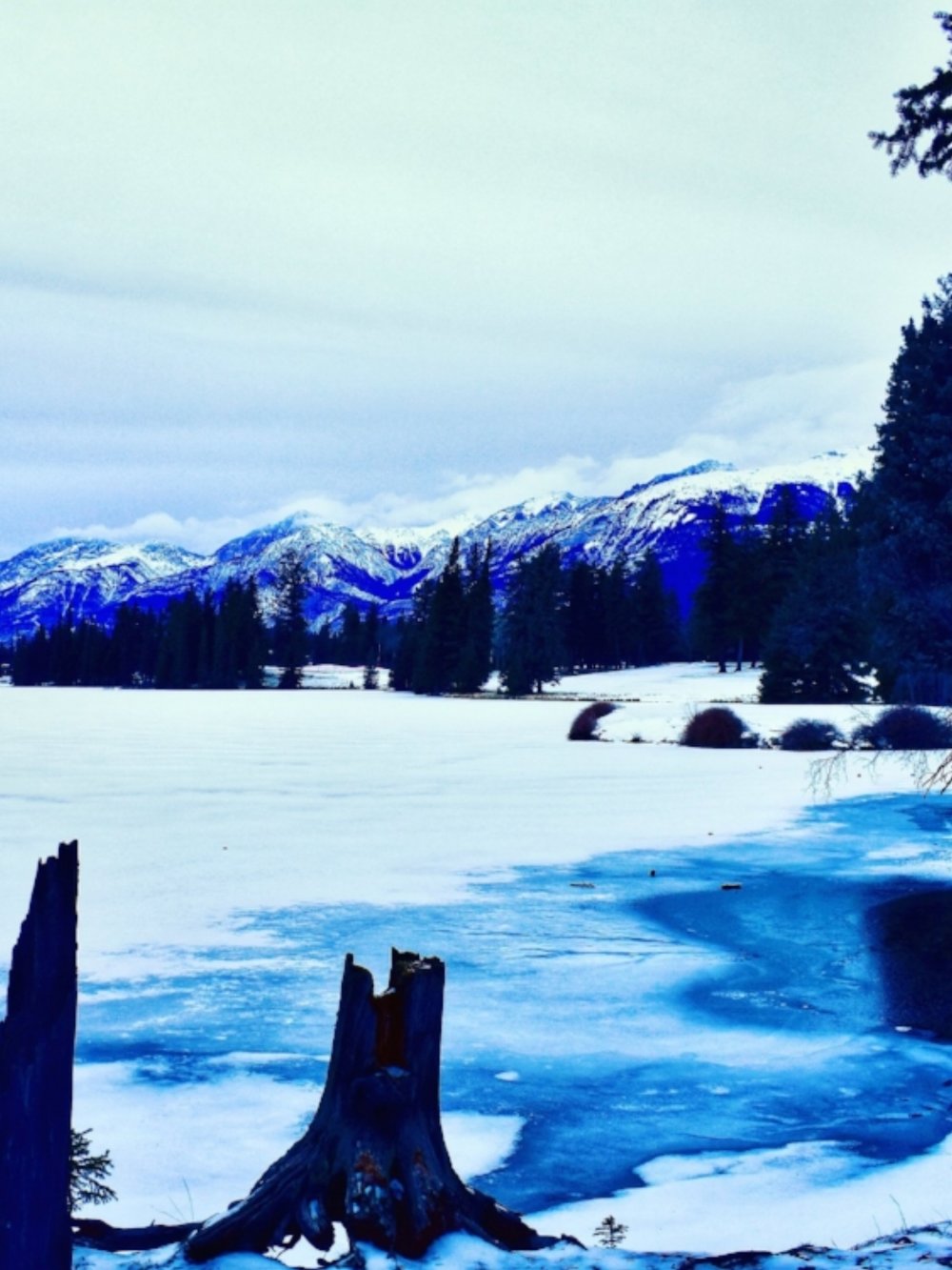 So many stunning winter walks around the lakes in Jasper National Park